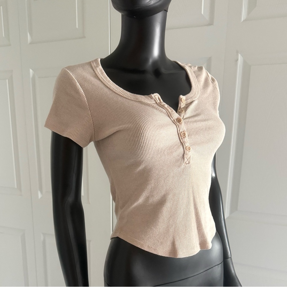 Cream top with buttons and rounded bottom - fitted